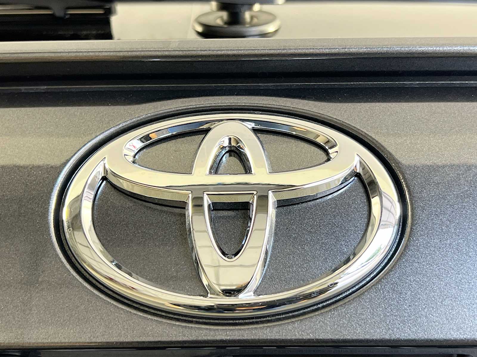 2025 Toyota RAV4 Hybrid XLE - Photo 18