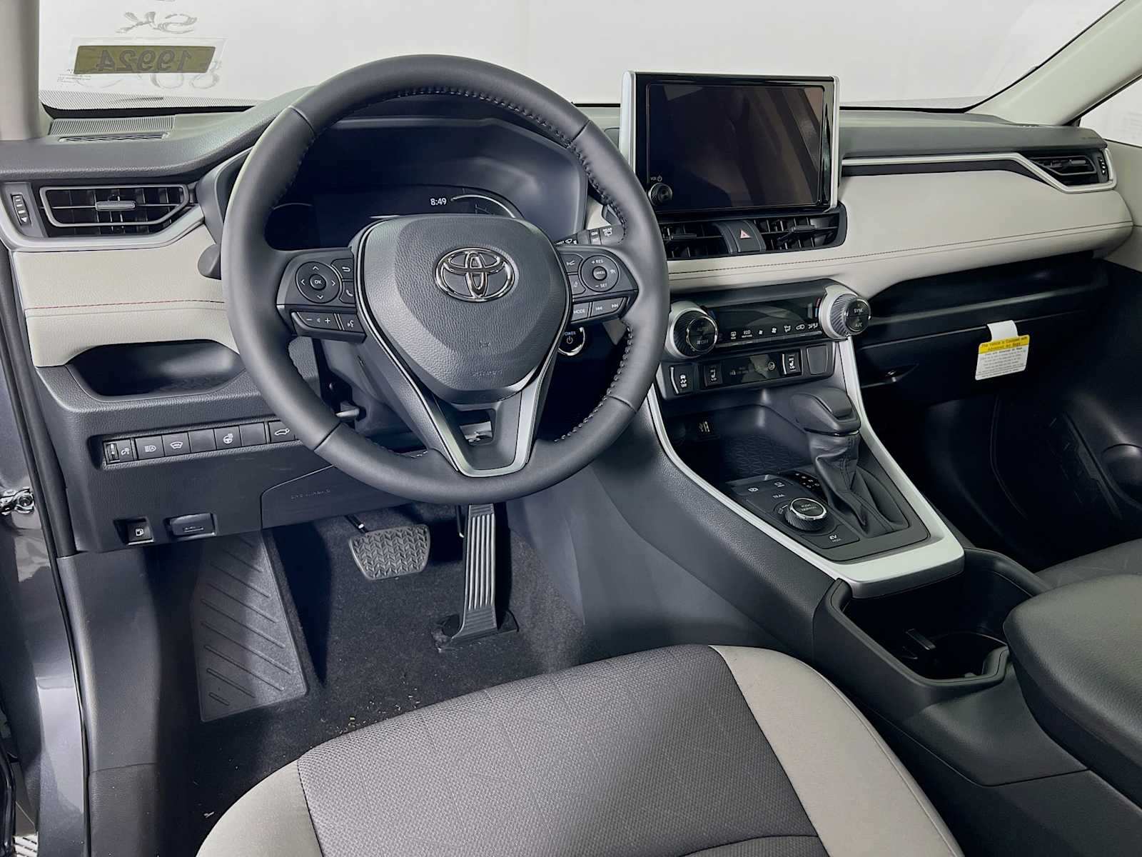 2025 Toyota RAV4 Hybrid XLE - Photo 6