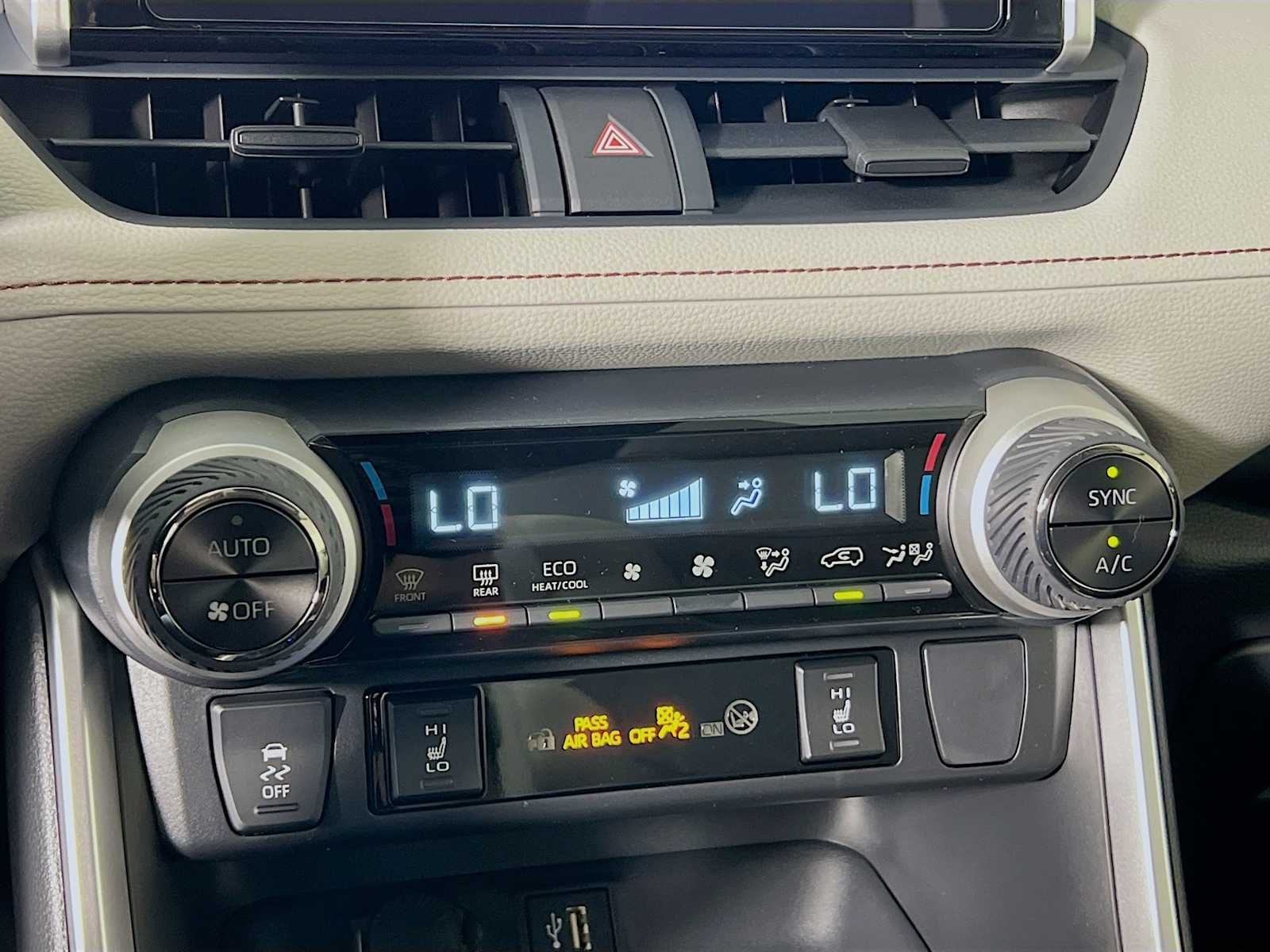2025 Toyota RAV4 Hybrid XLE - Photo 10