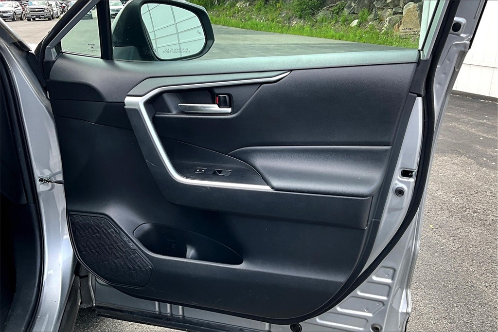 2021 Toyota RAV4 XLE - Photo 12