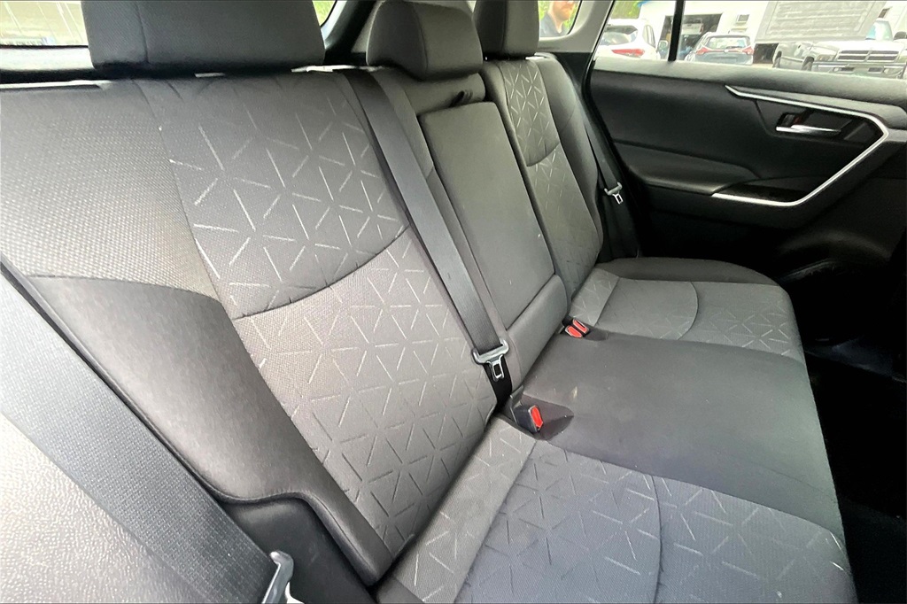 2021 Toyota RAV4 XLE - Photo 16