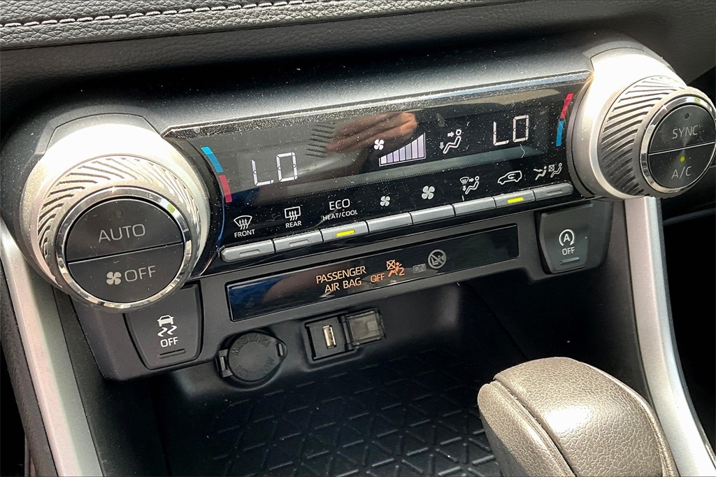 2021 Toyota RAV4 XLE - Photo 25