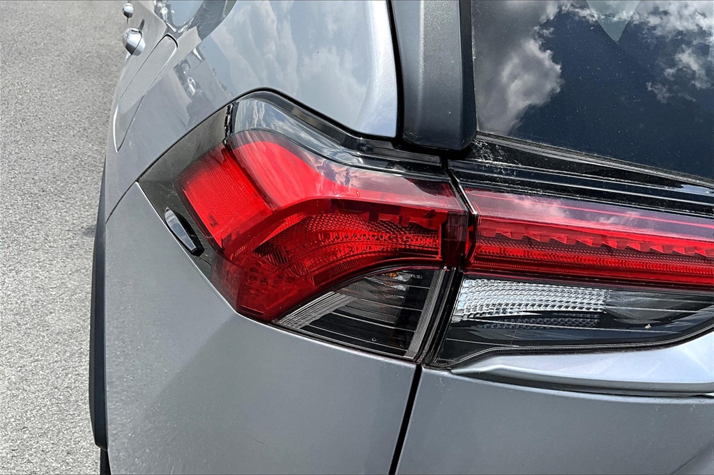 2021 Toyota RAV4 XLE - Photo 32