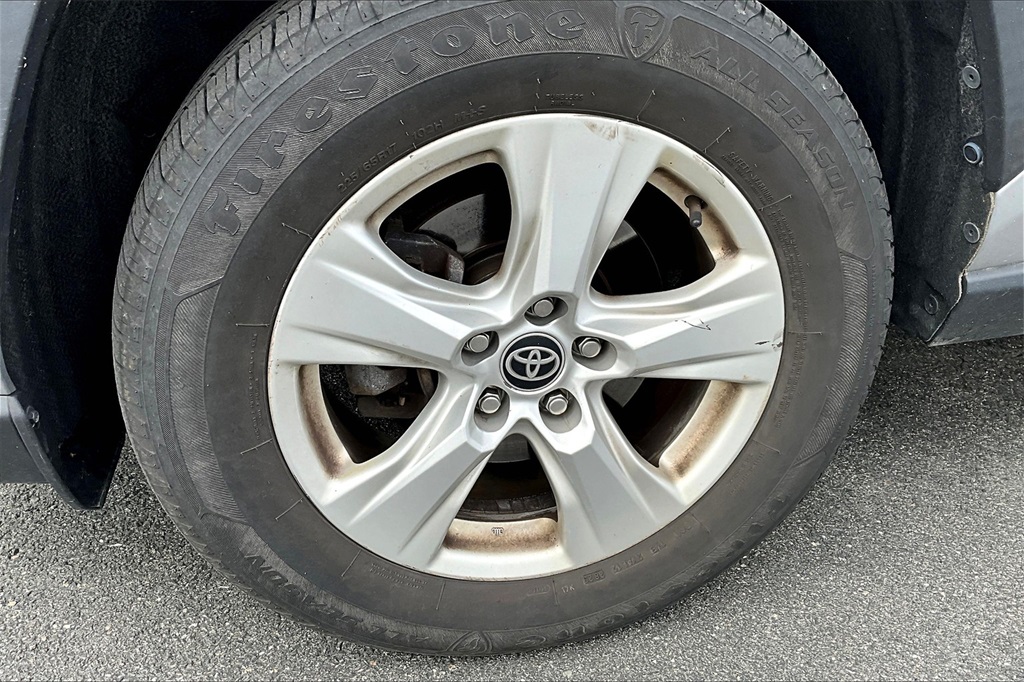 2021 Toyota RAV4 XLE - Photo 7