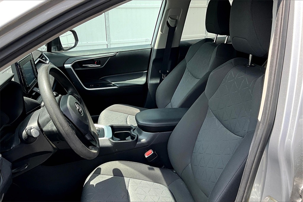 2021 Toyota RAV4 XLE - Photo 10