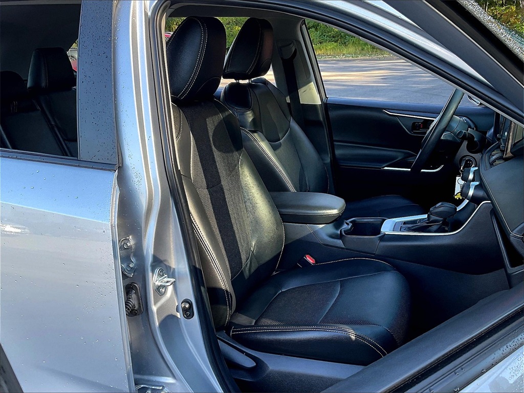 2022 Toyota RAV4 LE - Photo 11