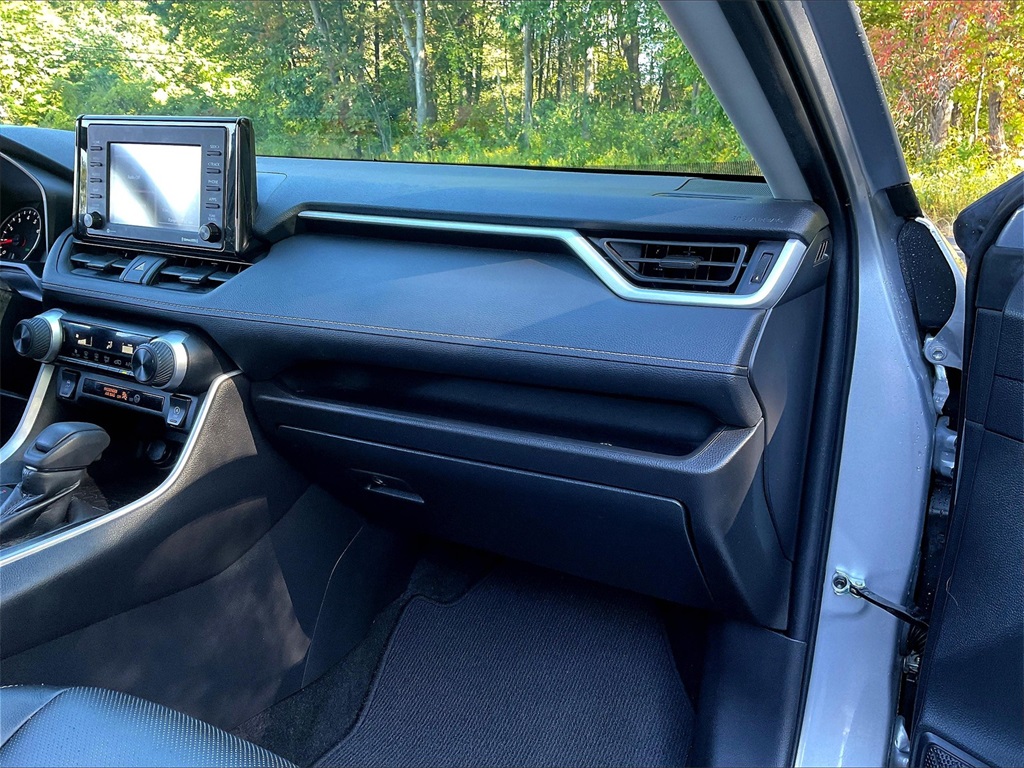 2022 Toyota RAV4 LE - Photo 12