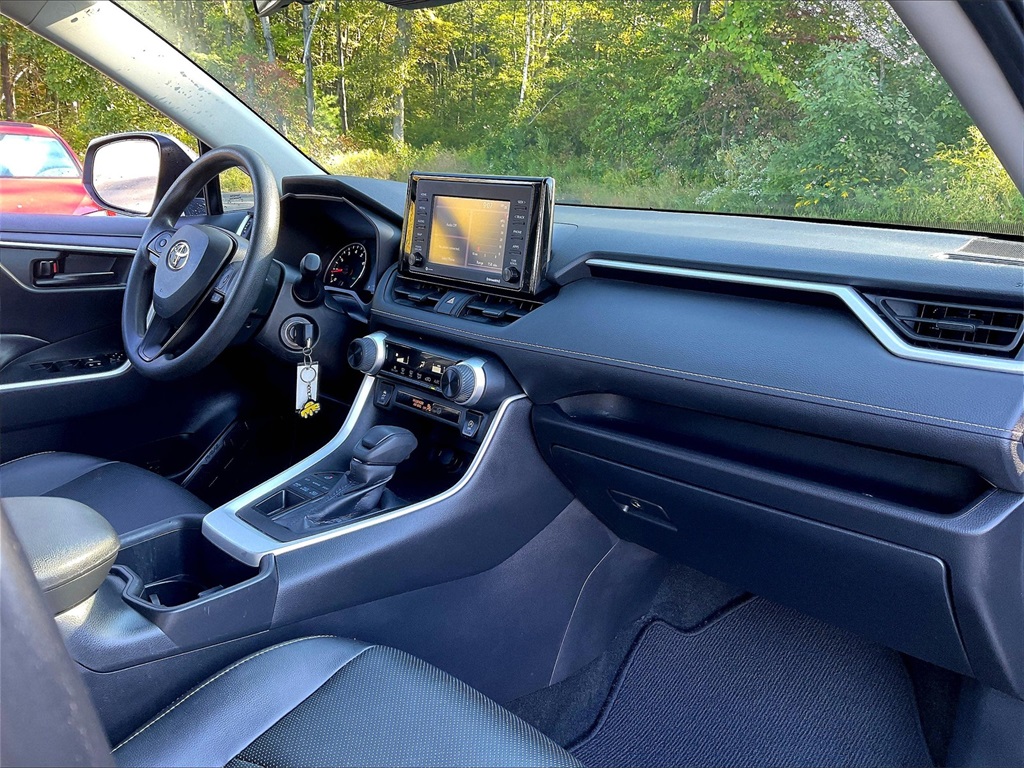 2022 Toyota RAV4 LE - Photo 13