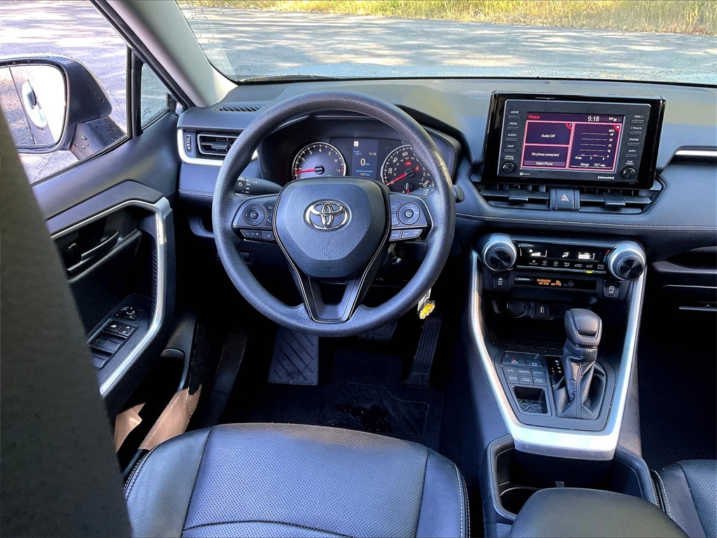 2022 Toyota RAV4 LE - Photo 16