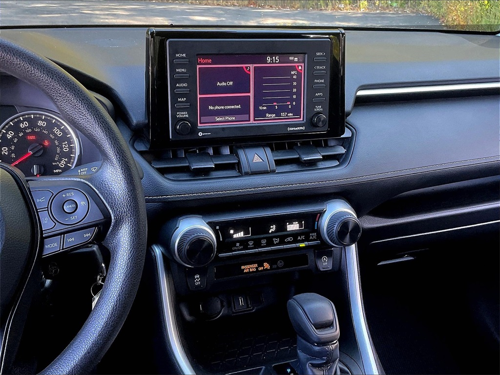 2022 Toyota RAV4 LE - Photo 17