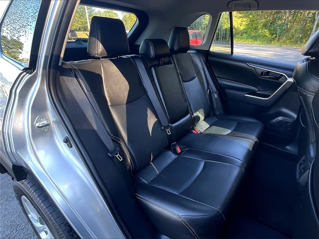 2022 Toyota RAV4 LE - Photo 18