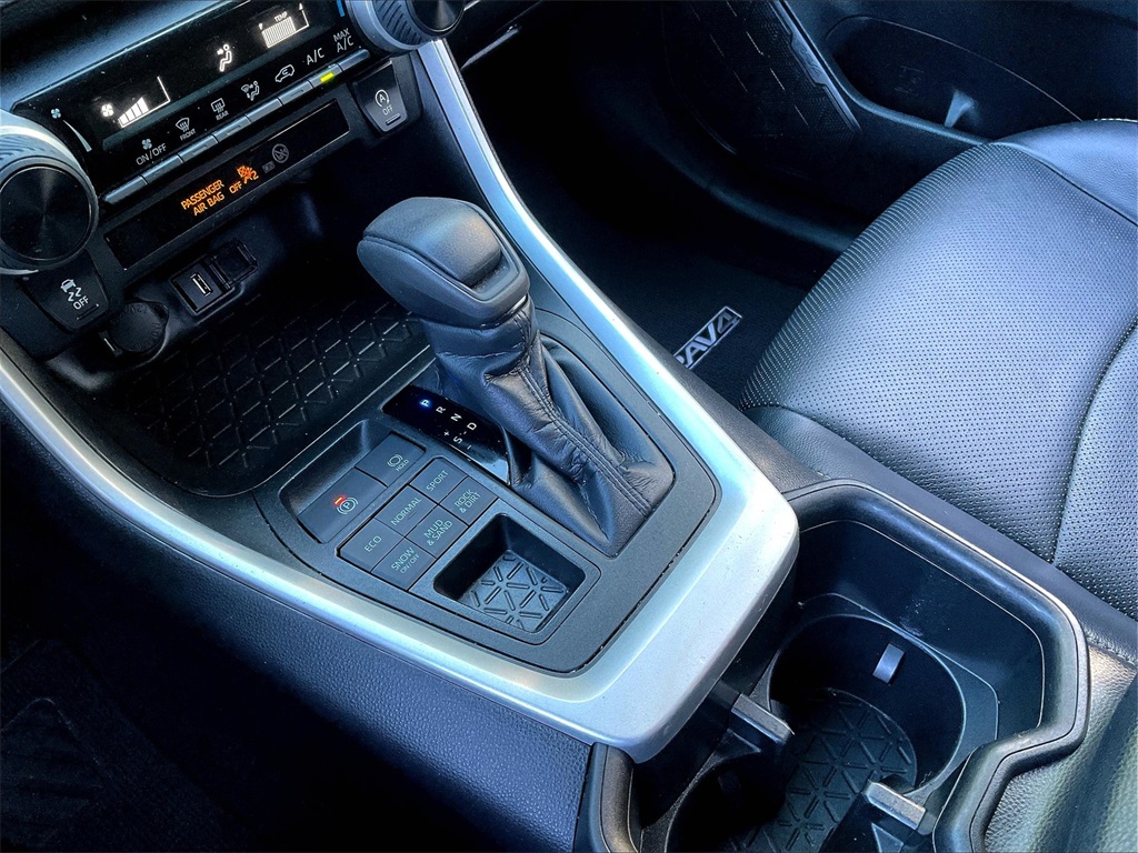 2022 Toyota RAV4 LE - Photo 19