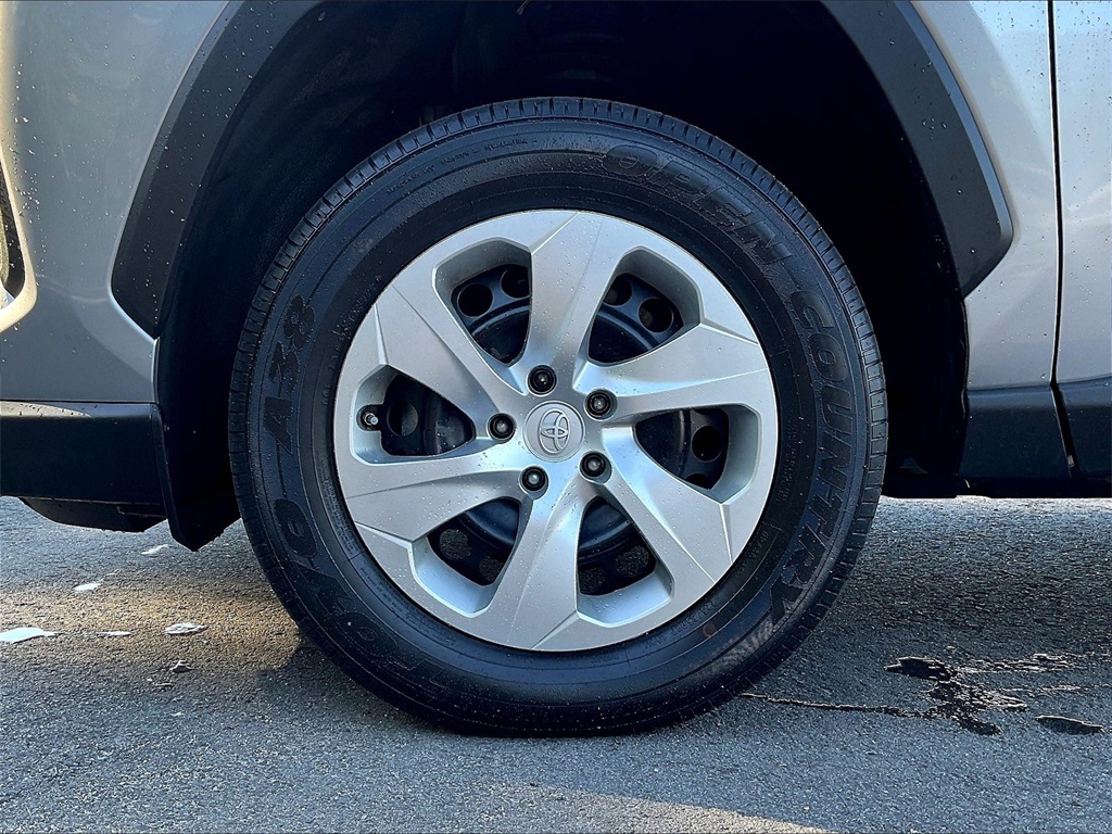 2022 Toyota RAV4 LE - Photo 21