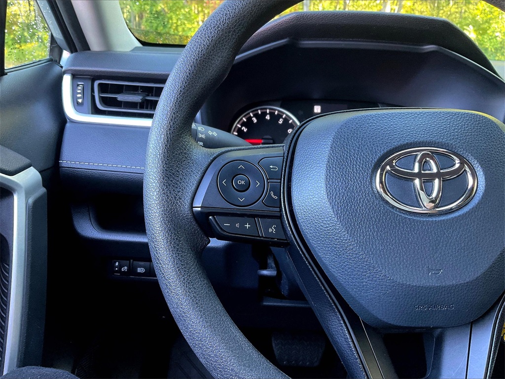 2022 Toyota RAV4 LE - Photo 22