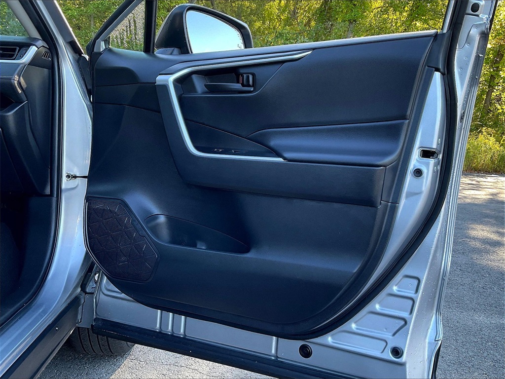 2022 Toyota RAV4 LE - Photo 25