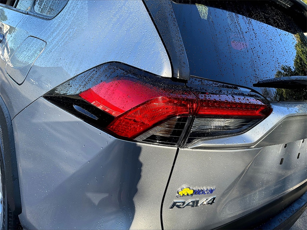 2022 Toyota RAV4 LE - Photo 30