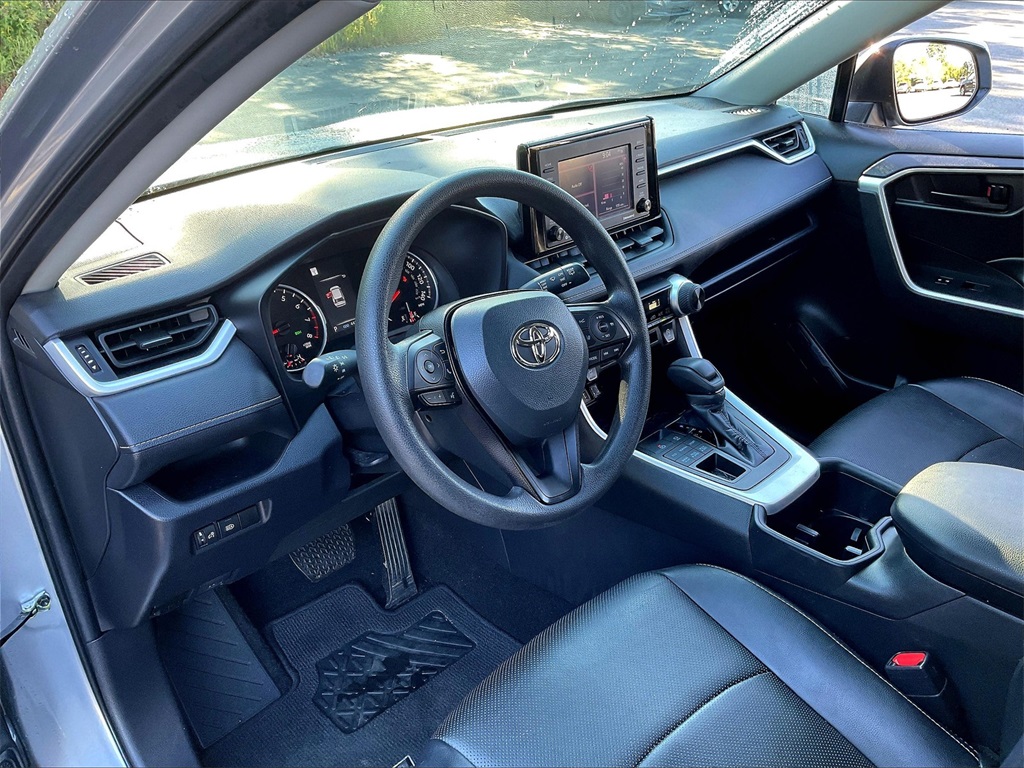 2022 Toyota RAV4 LE - Photo 8