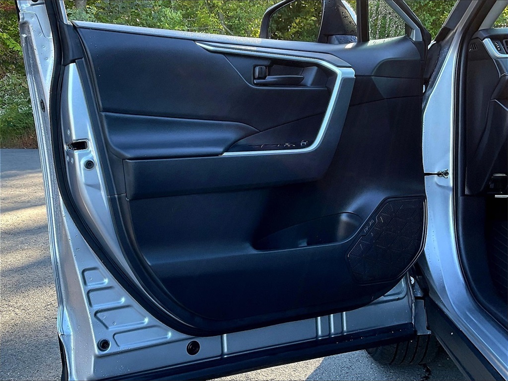 2022 Toyota RAV4 LE - Photo 9
