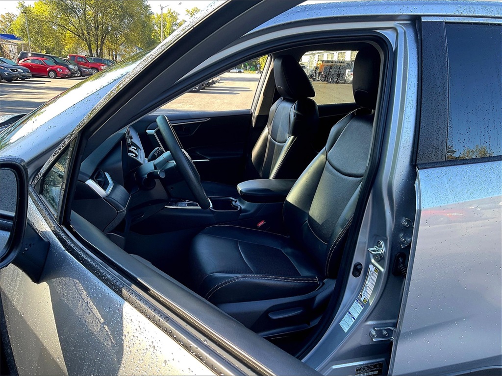 2022 Toyota RAV4 LE - Photo 10