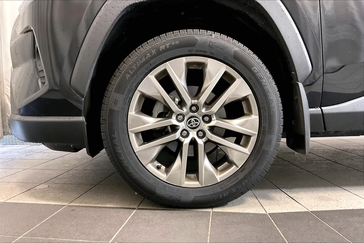 2021 Toyota RAV4 XLE Premium - Photo 7