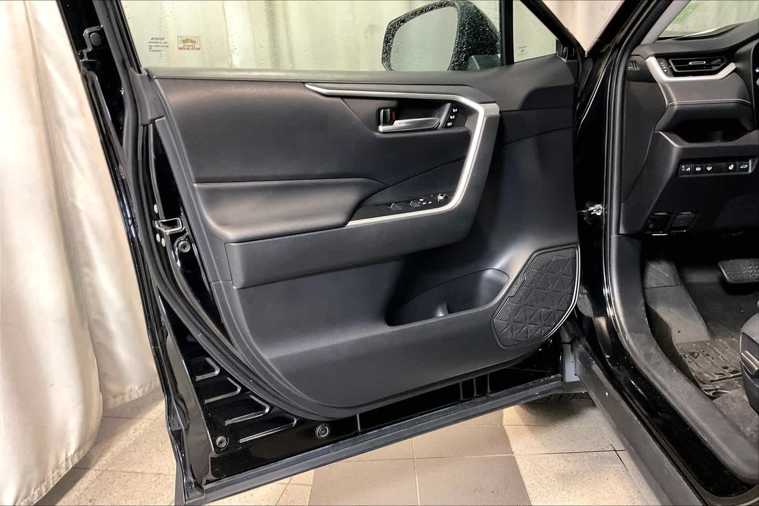 2021 Toyota RAV4 XLE Premium - Photo 9
