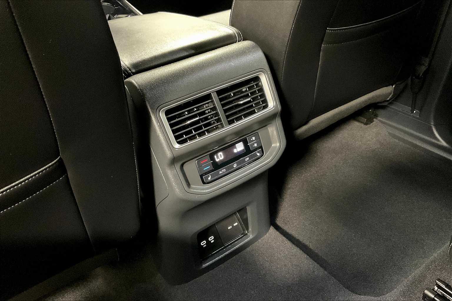 2024 Volkswagen Atlas 2.0T SEL Premium R-Line - Photo 29