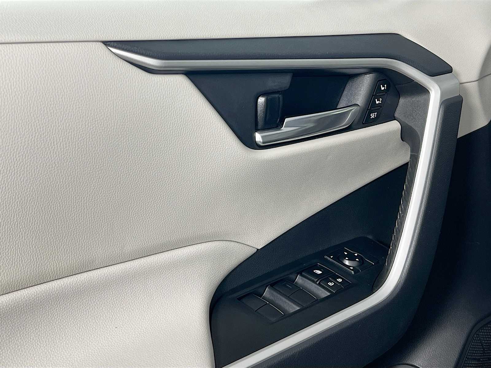 2021 Toyota RAV4 XLE Premium - Photo 17