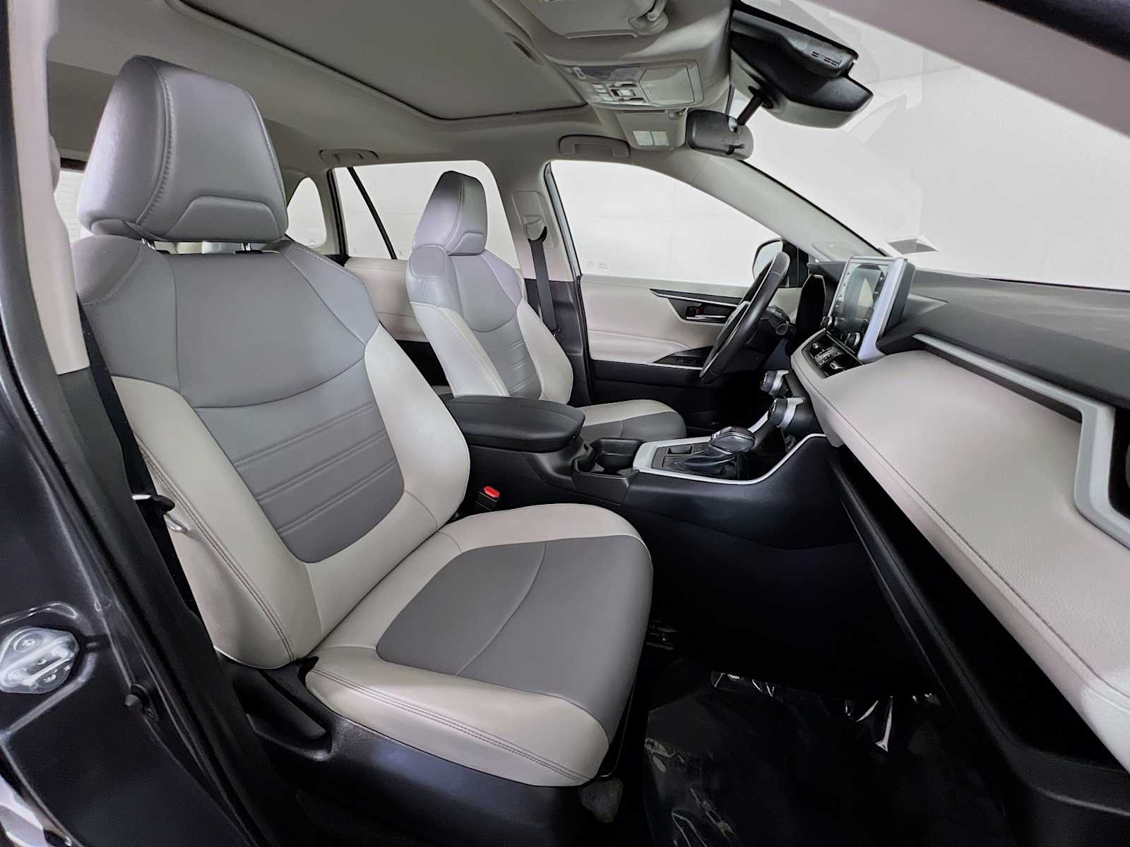 2021 Toyota RAV4 XLE Premium - Photo 29