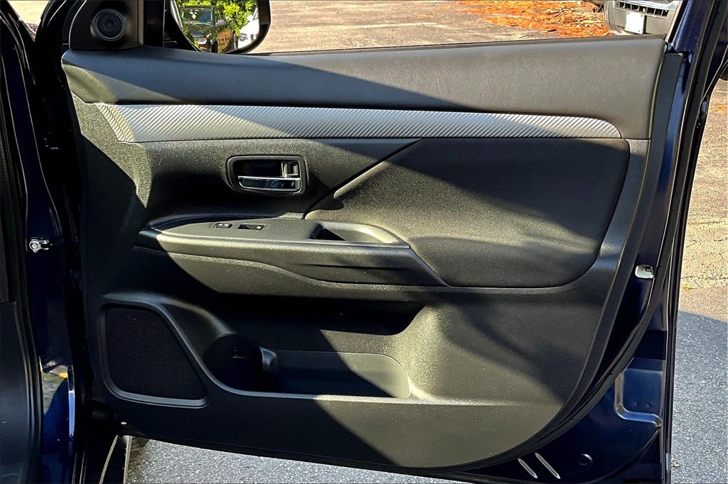 2018 Mitsubishi Outlander ES - Photo 12