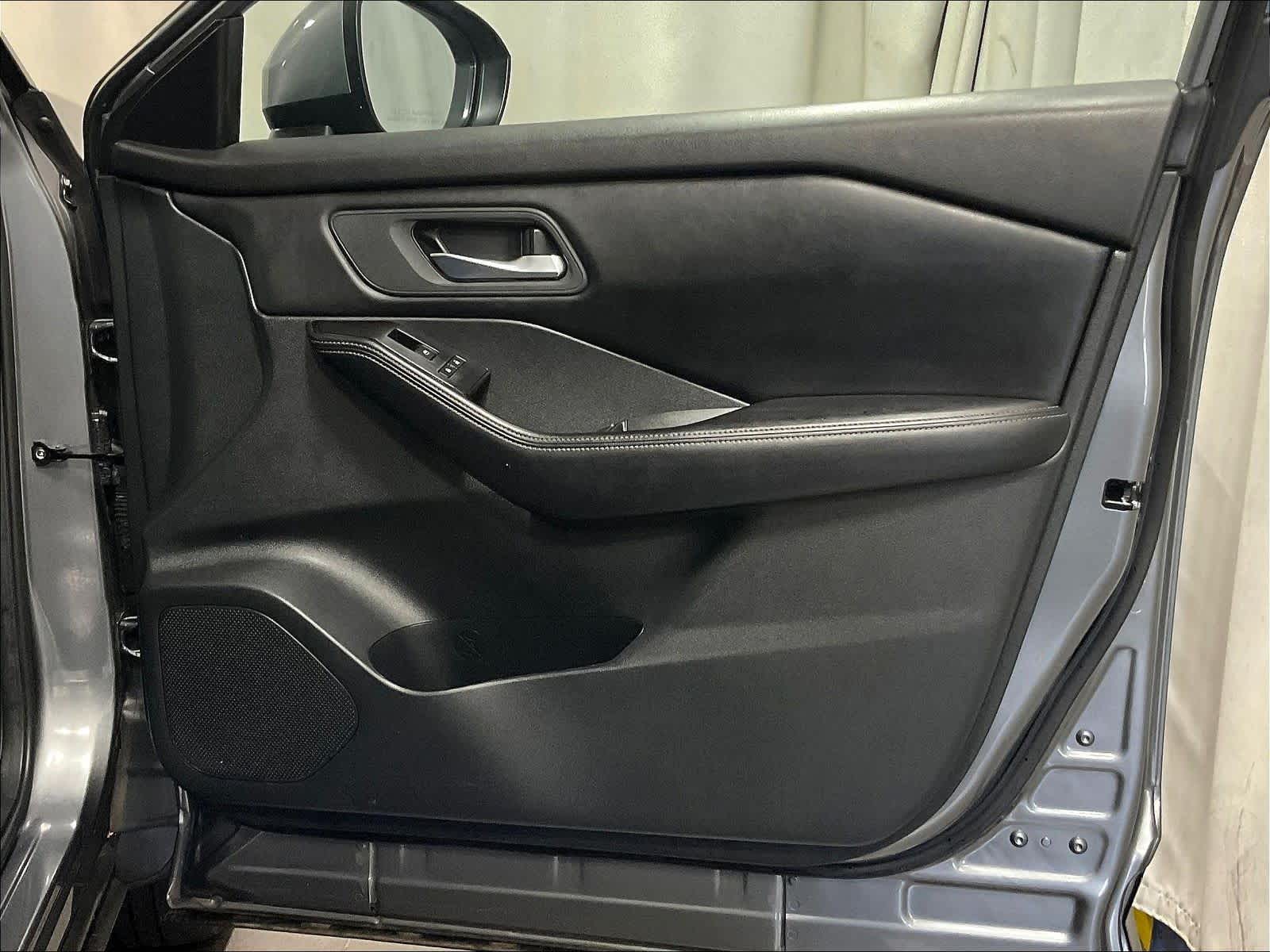 2024 Nissan Rogue SV - Photo 12