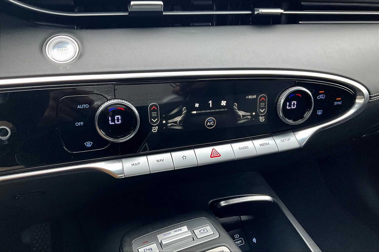 2025 Genesis GV70 2.5T - Photo 26