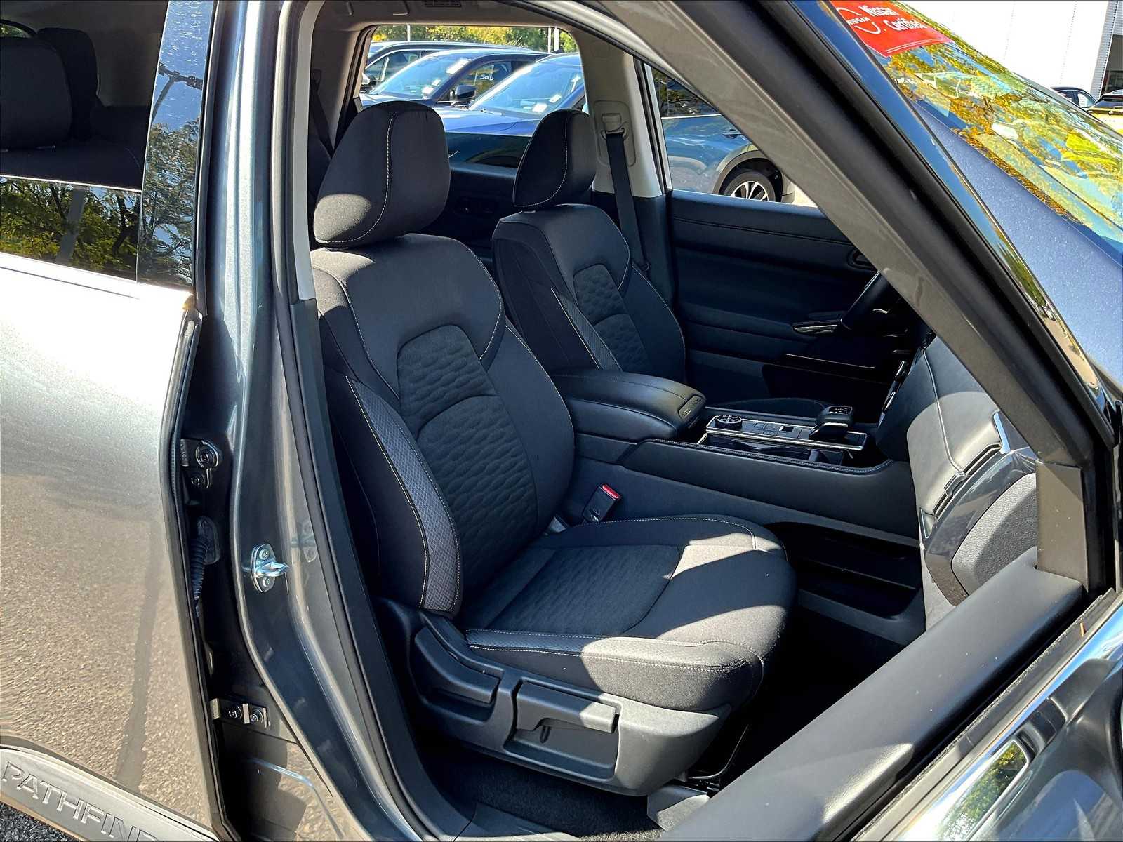 2025 Nissan Pathfinder SV - Photo 11