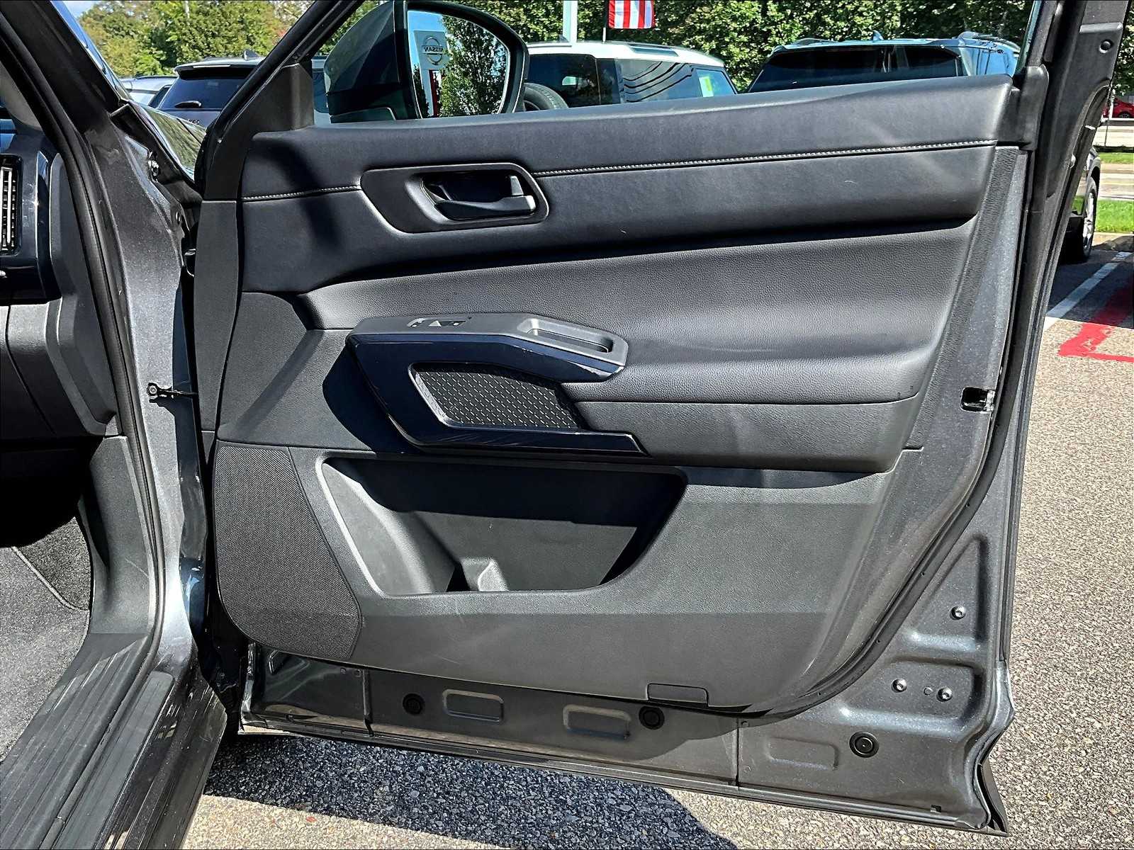 2025 Nissan Pathfinder SV - Photo 12