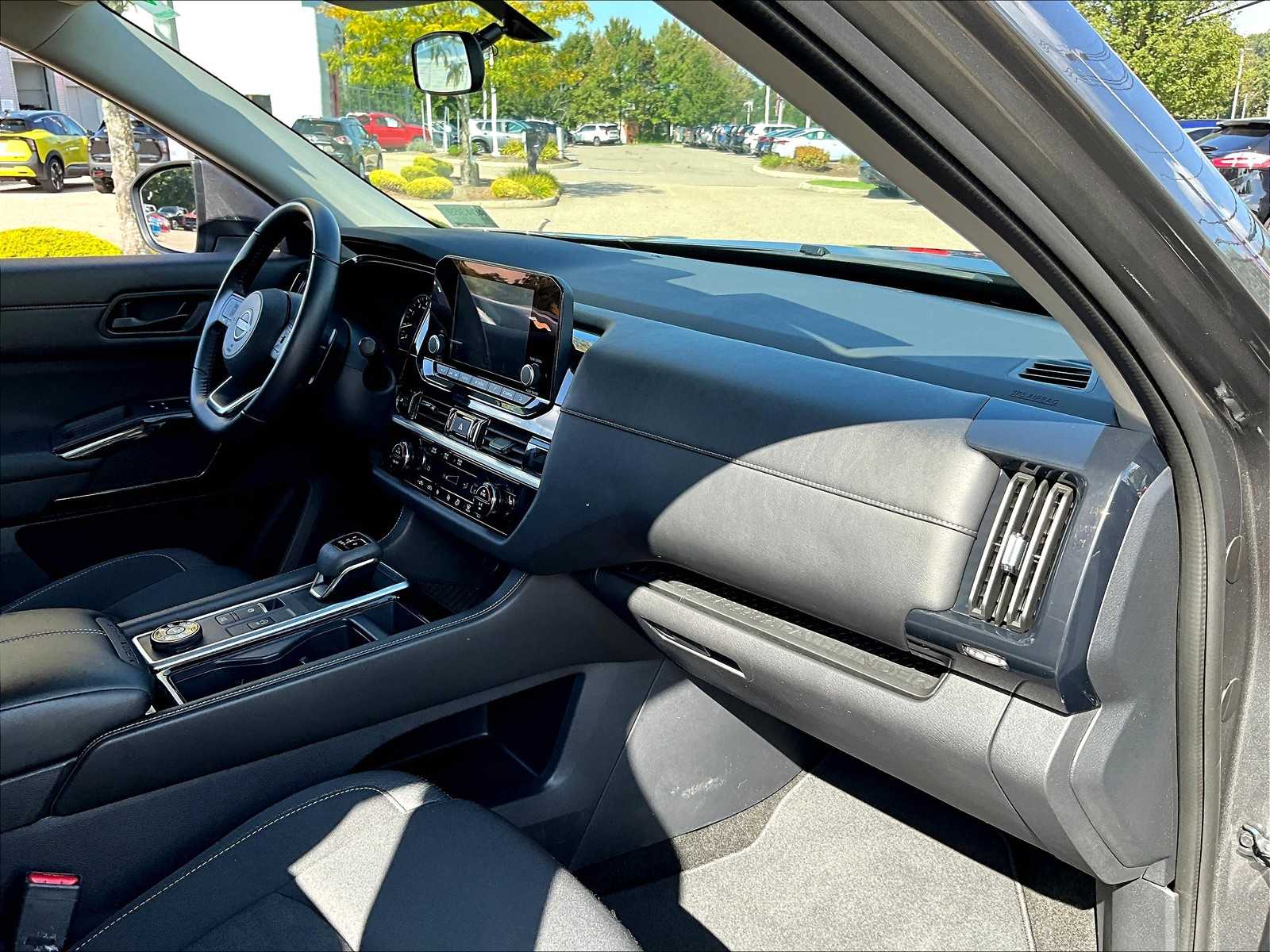 2025 Nissan Pathfinder SV - Photo 14