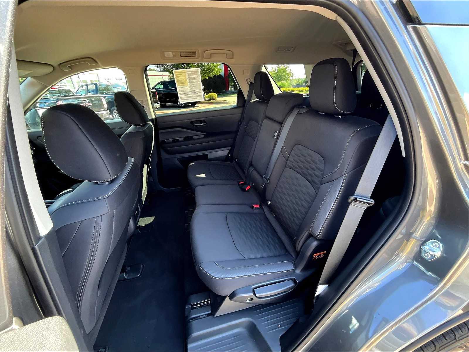 2025 Nissan Pathfinder SV - Photo 15
