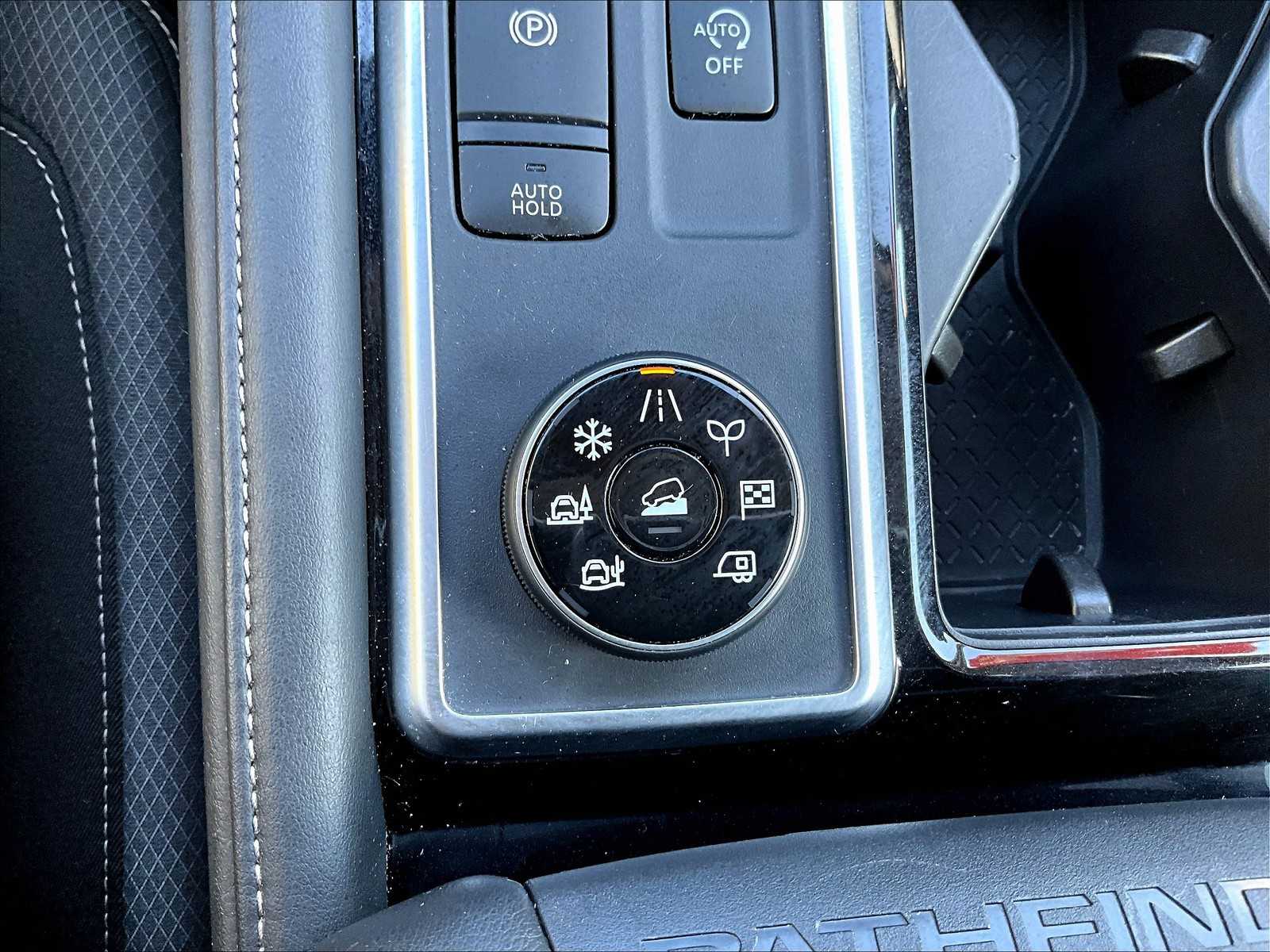 2025 Nissan Pathfinder SV - Photo 27