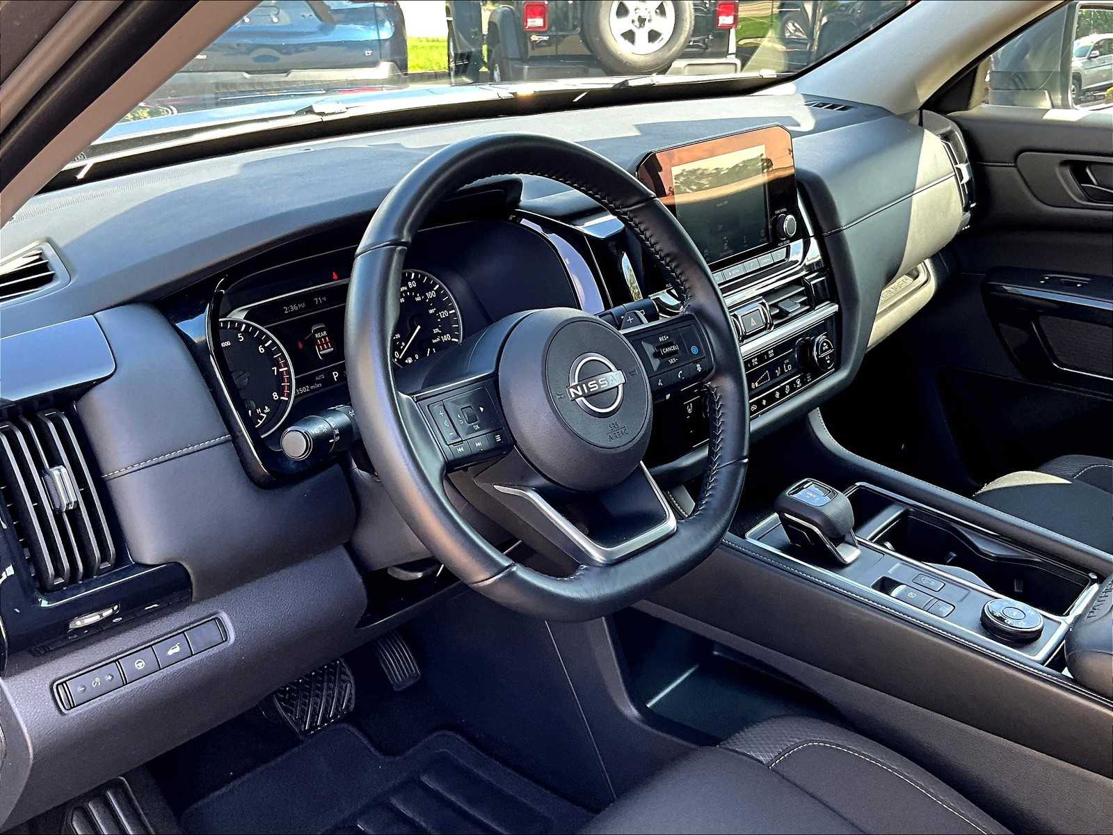 2025 Nissan Pathfinder SV - Photo 8