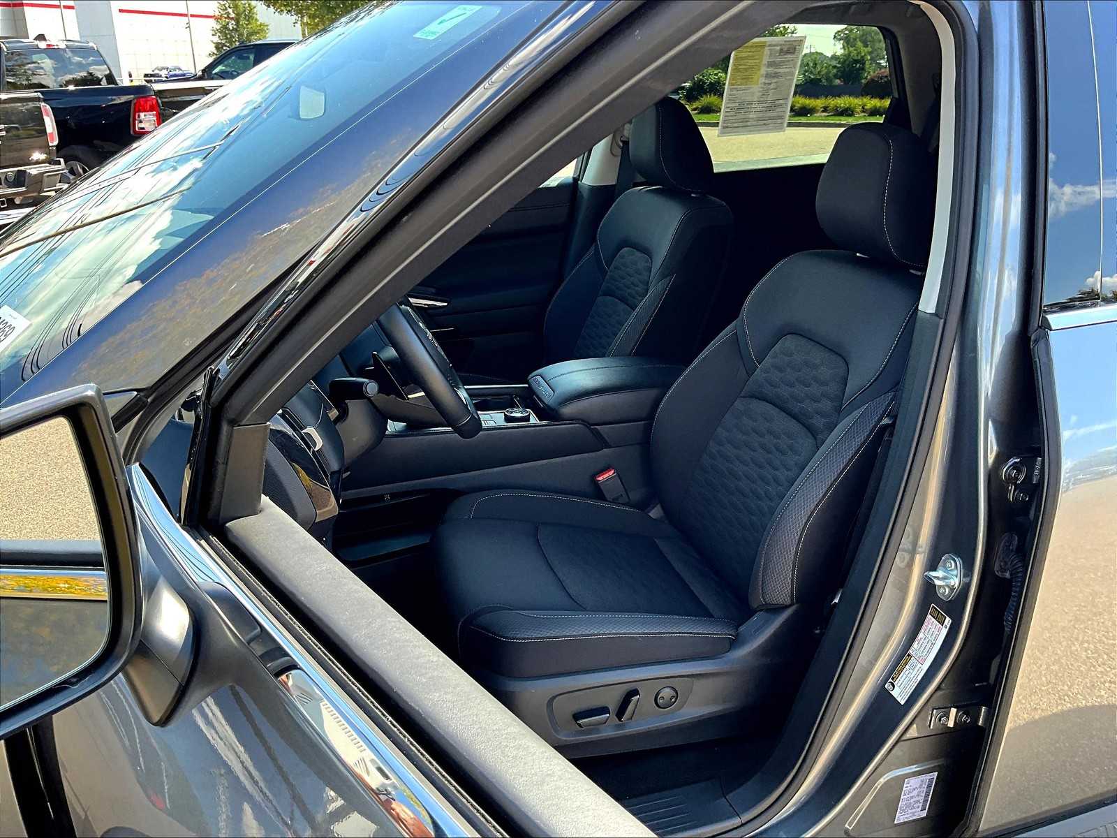 2025 Nissan Pathfinder SV - Photo 10