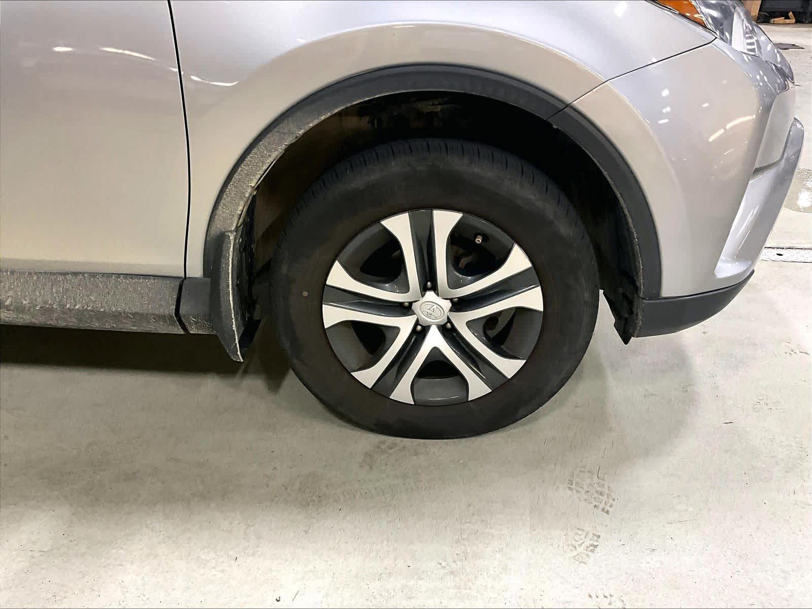 2018 Toyota RAV4 LE - Photo 4