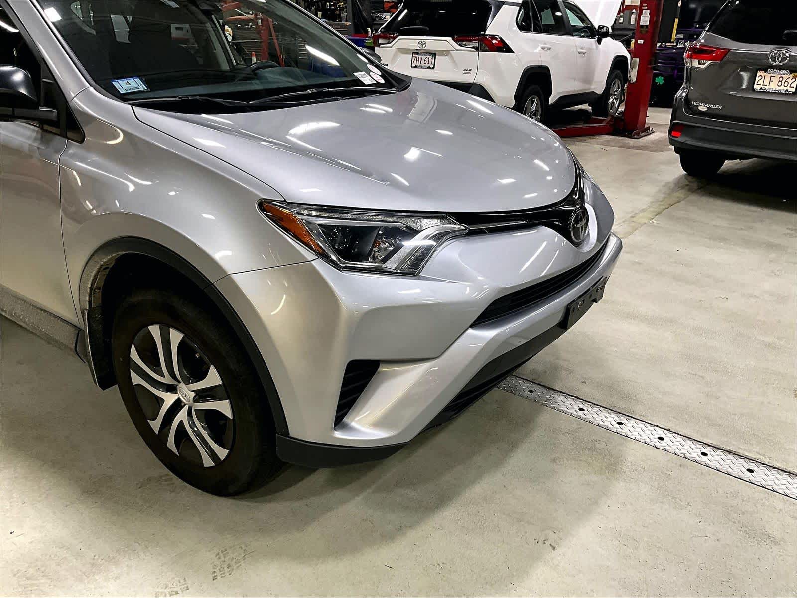 2018 Toyota RAV4 LE - Photo 5