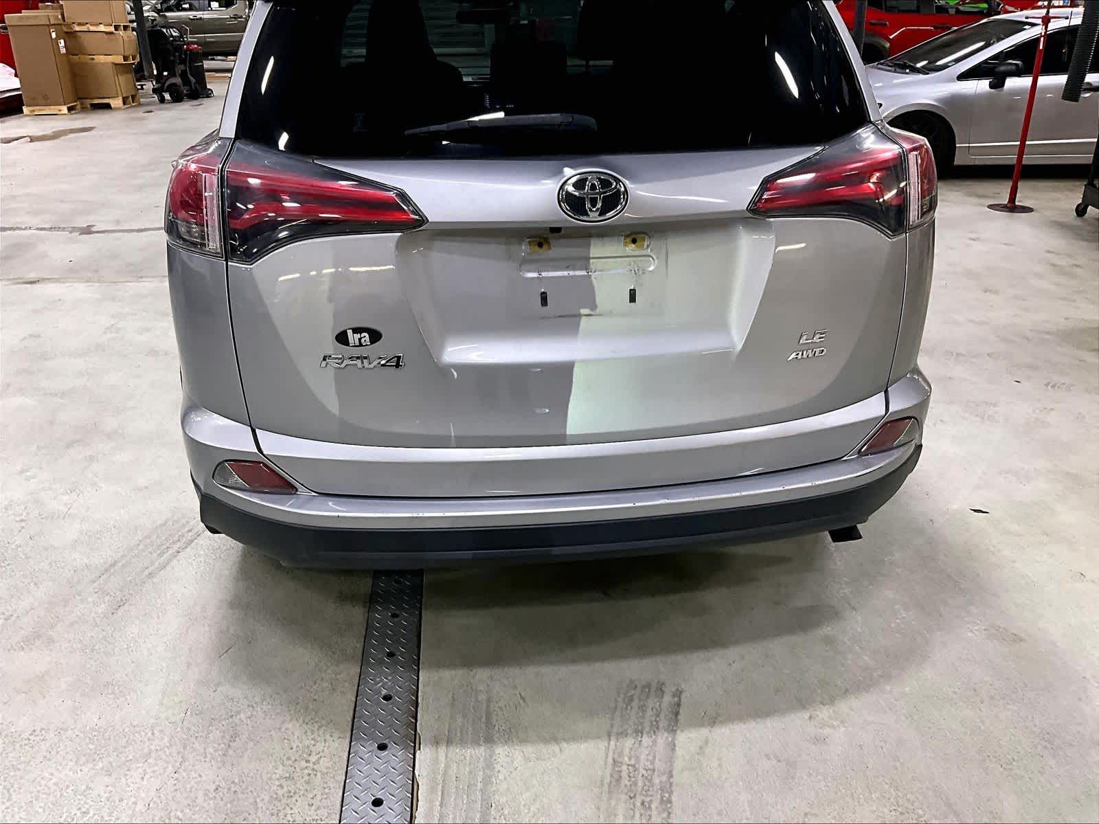 2018 Toyota RAV4 LE - Photo 7