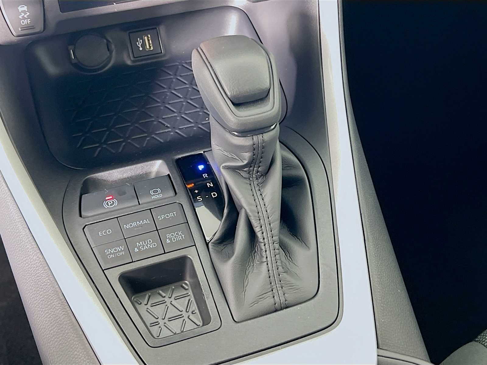 2025 Toyota RAV4 LE - Photo 11