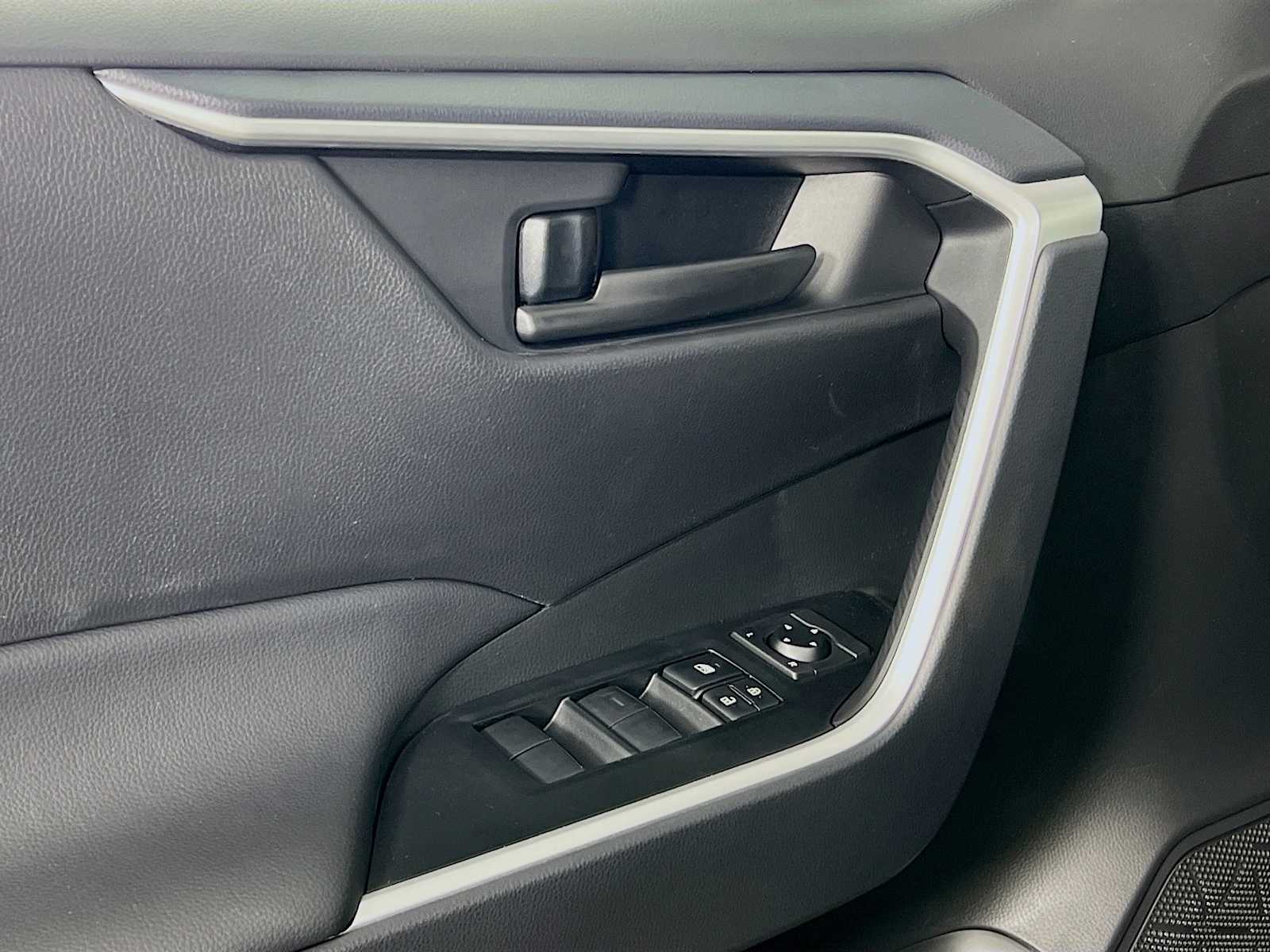 2025 Toyota RAV4 LE - Photo 16