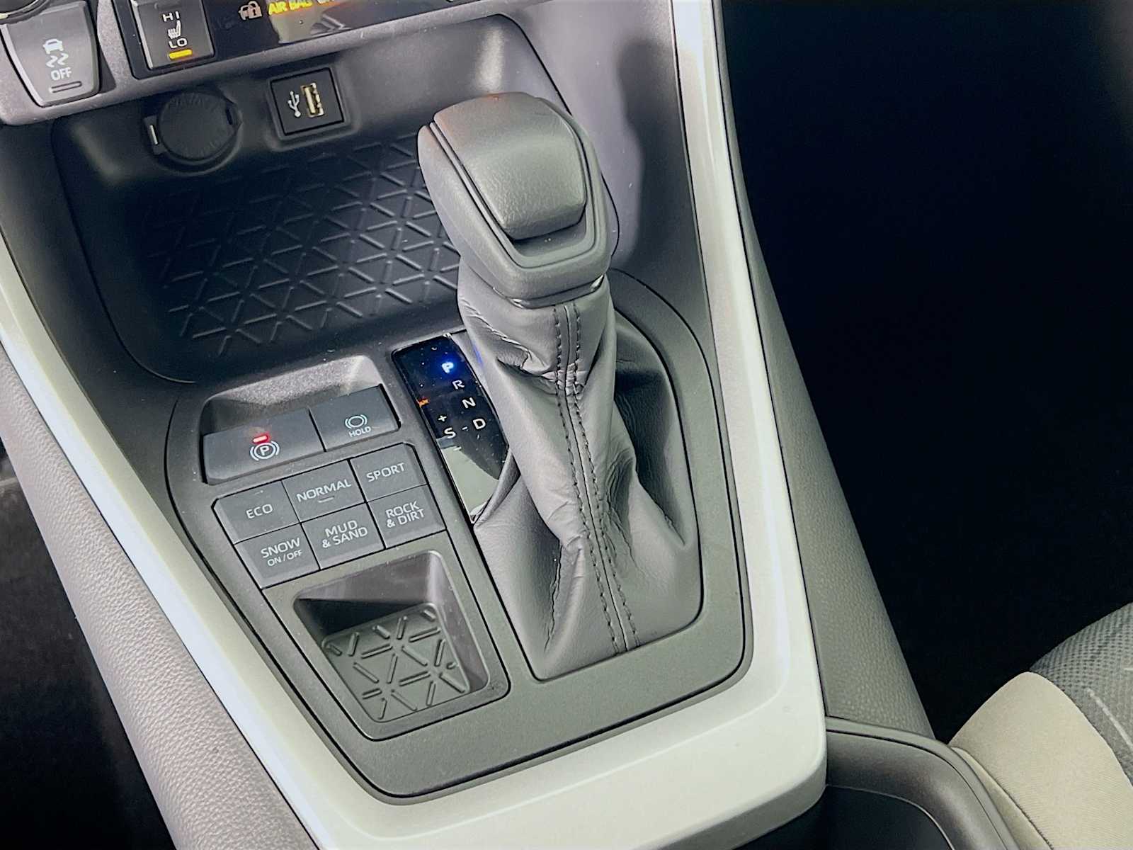 2025 Toyota RAV4 XLE - Photo 11