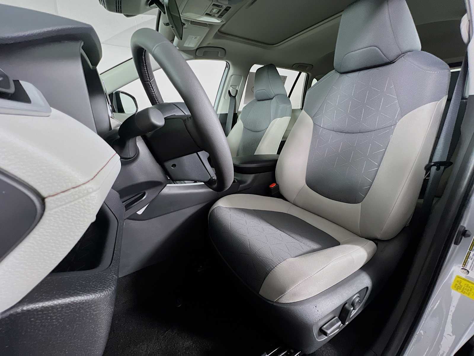 2025 Toyota RAV4 XLE - Photo 12