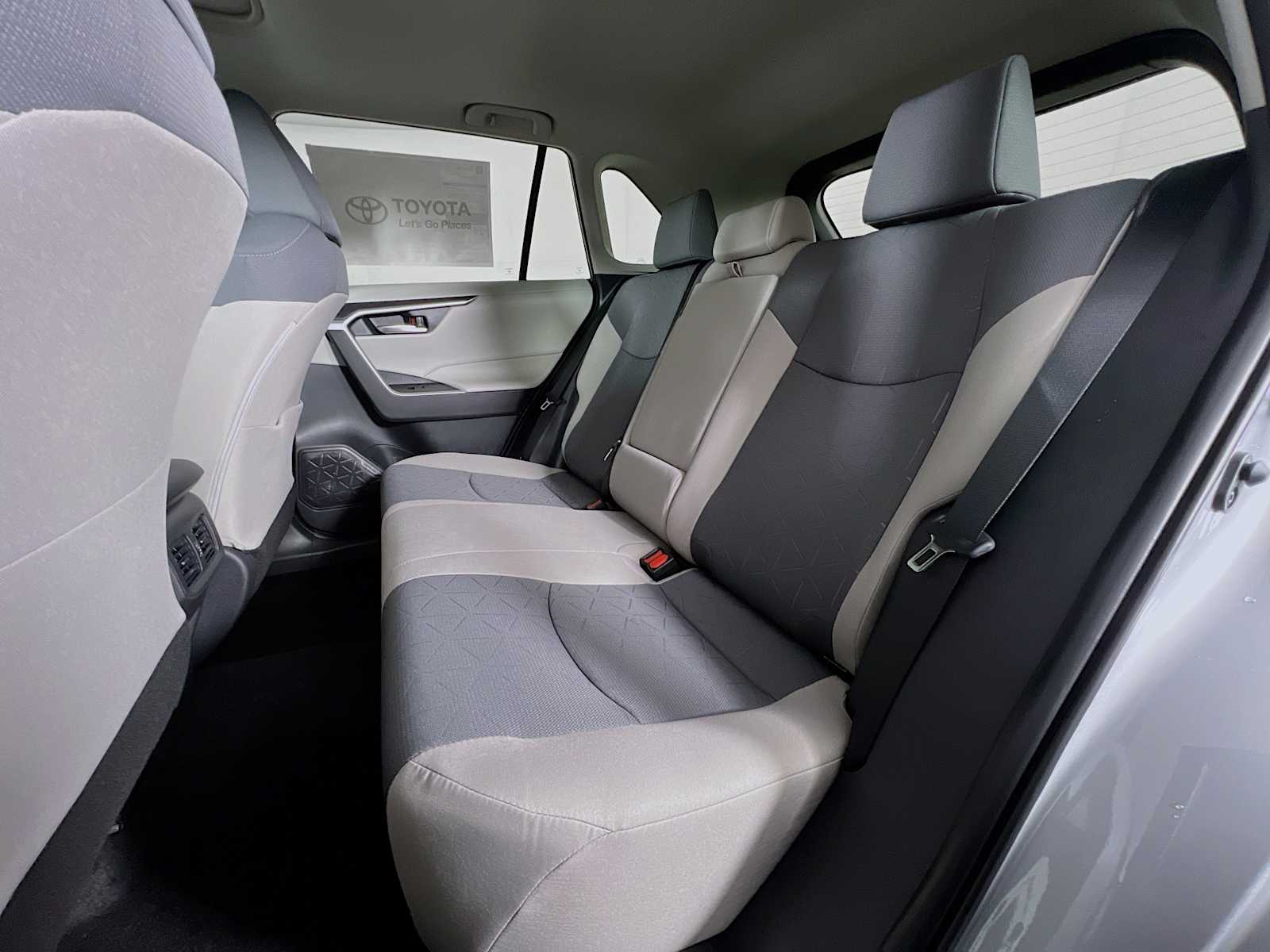 2025 Toyota RAV4 XLE - Photo 13