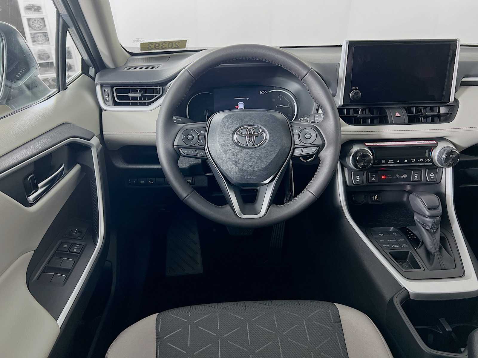 2025 Toyota RAV4 XLE - Photo 15