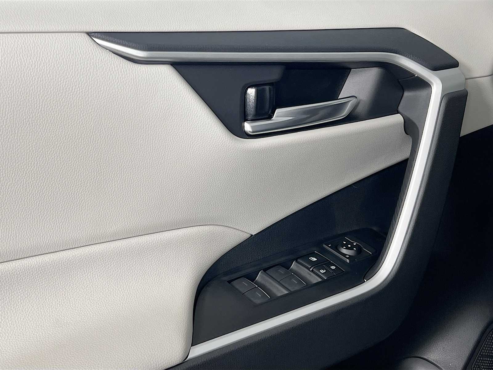 2025 Toyota RAV4 XLE - Photo 16