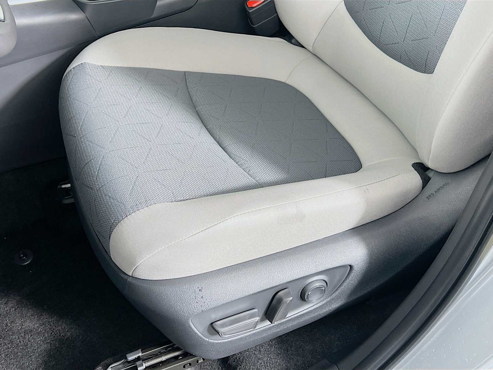 2025 Toyota RAV4 XLE - Photo 17