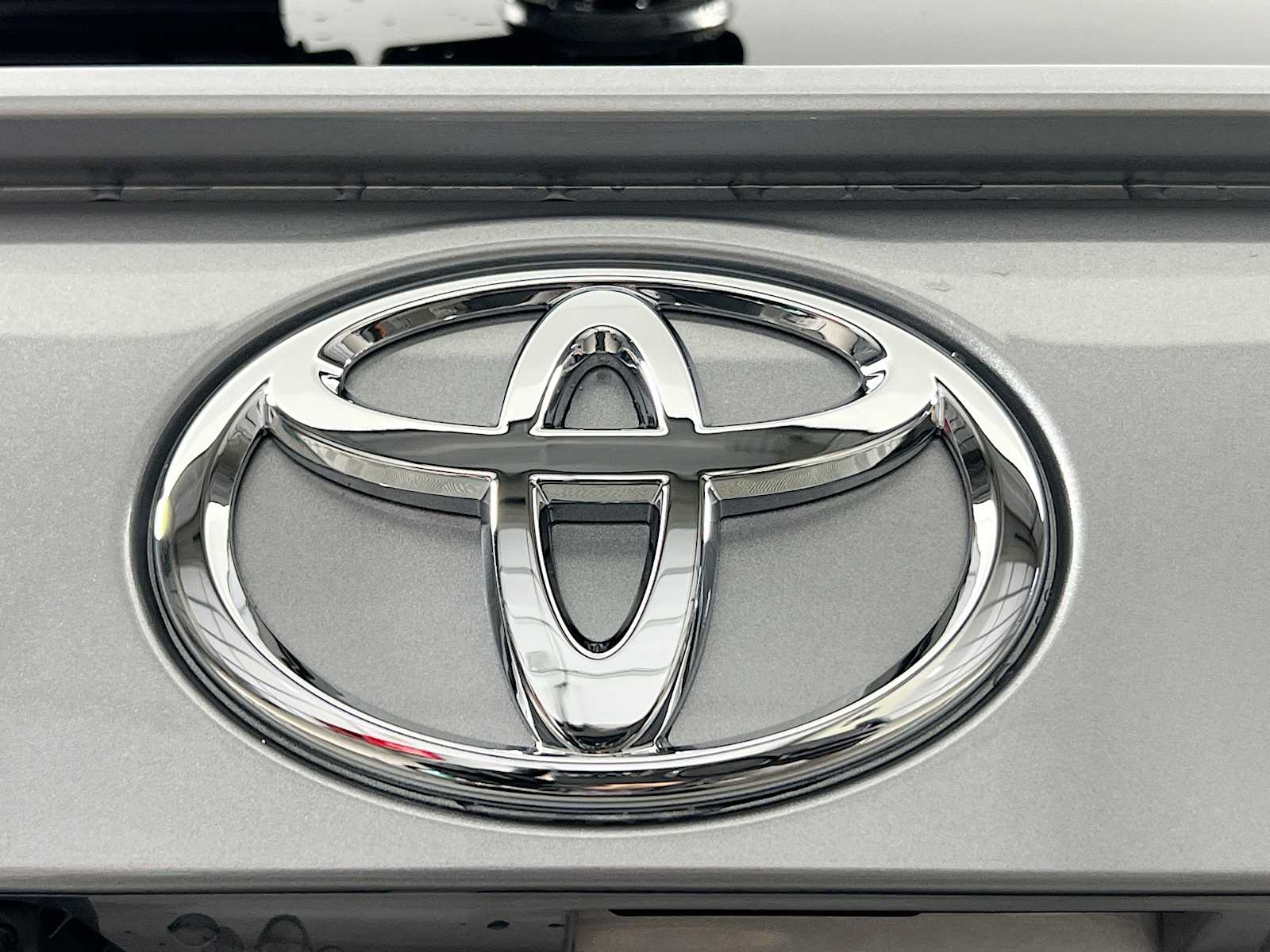 2025 Toyota RAV4 XLE - Photo 18